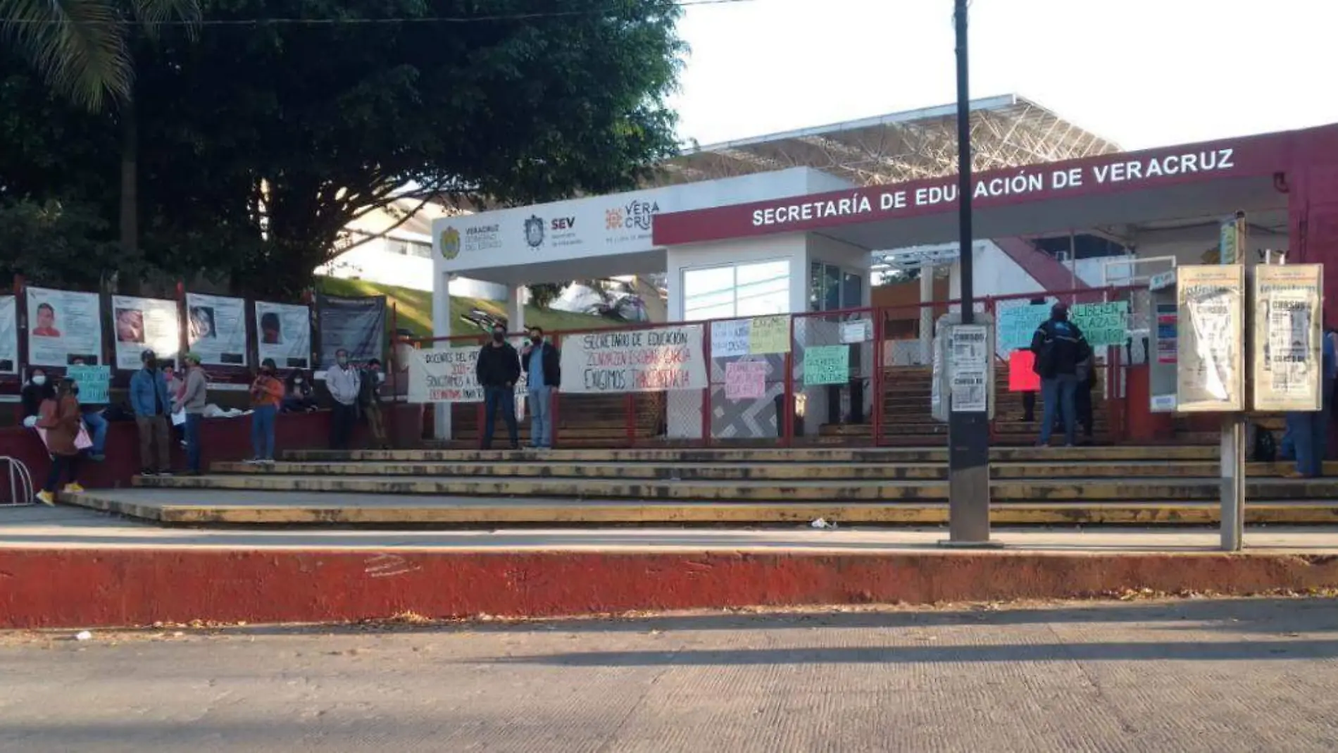 Docentes se manifiestan en la SEV